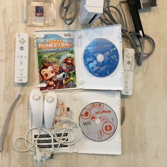 Wii Console Nintendo RVL-001 2 Remotes RVL 001 Controllers 2 Games Complete - Picture 5 of 11